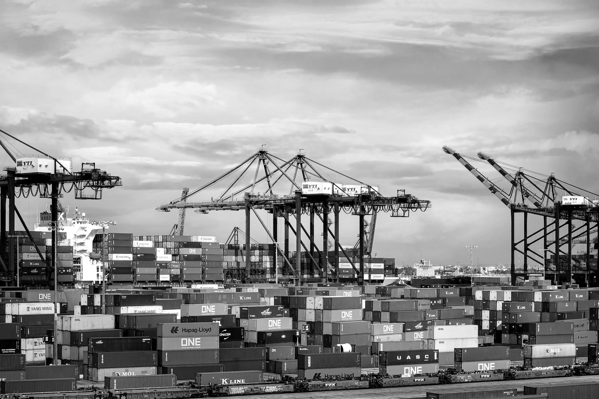 Portiques et piles de conteneurs dans un port