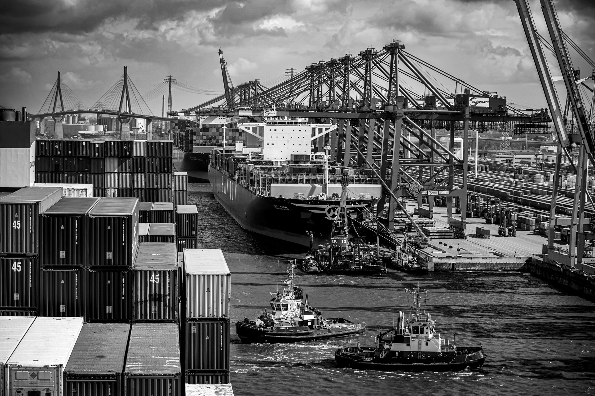 Pont et infrastructure portuaire au crépuscule
