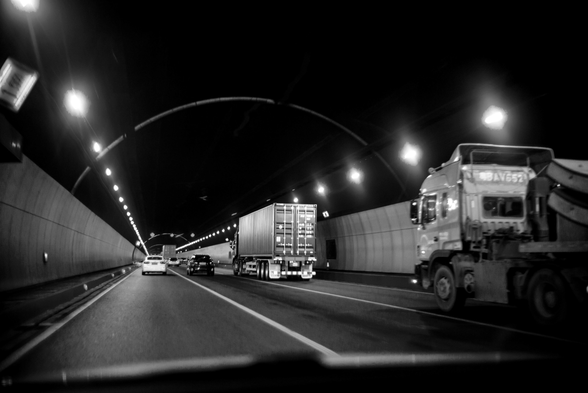 Camion porte-conteneur dans un tunnel routier