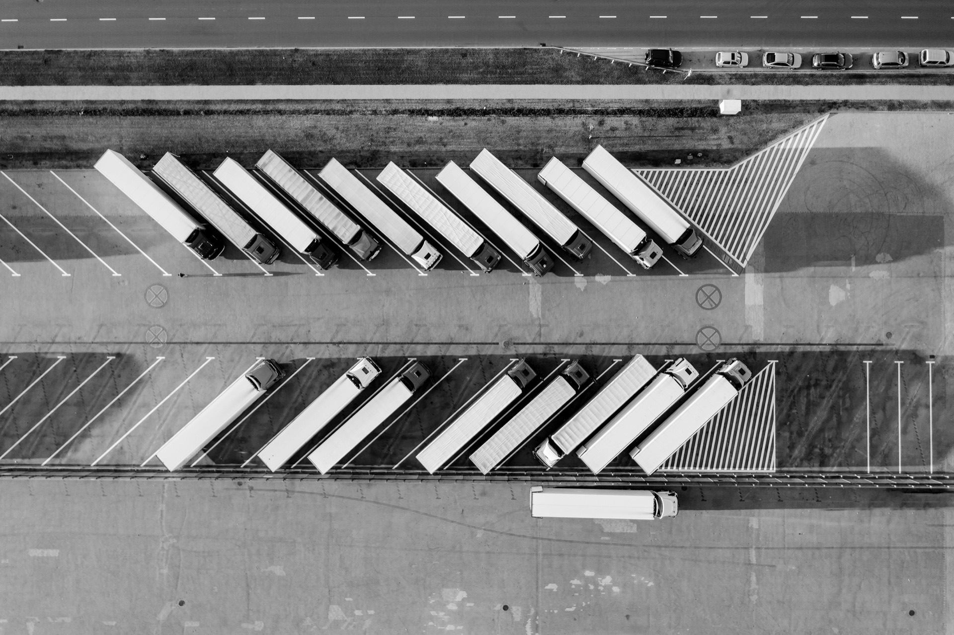 Semi-remorques à quai vus du ciel