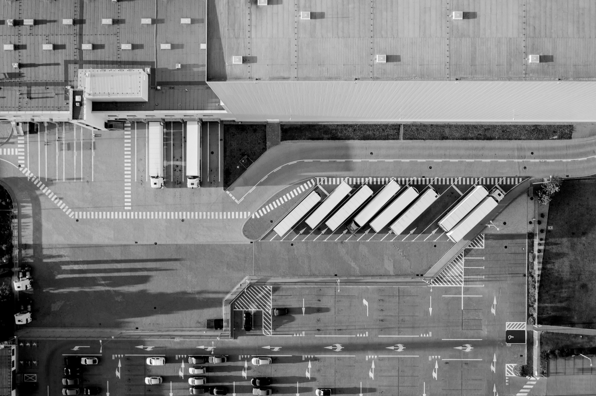 Vue aérienne de semi-remorques stationnés sur une plateforme logistique
