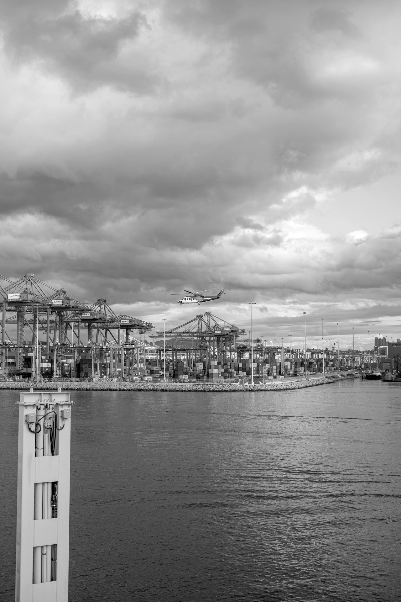 Portiques et conteneurs d’un terminal portuaire