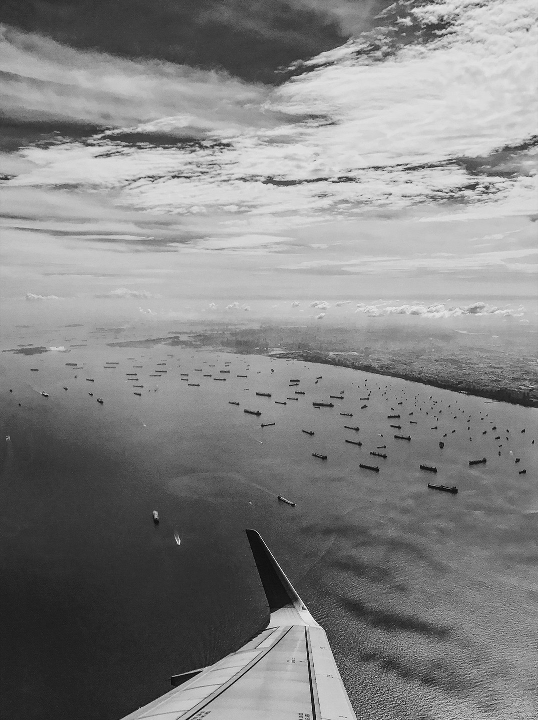 Navires au mouillage dans une baie, vus depuis un avion