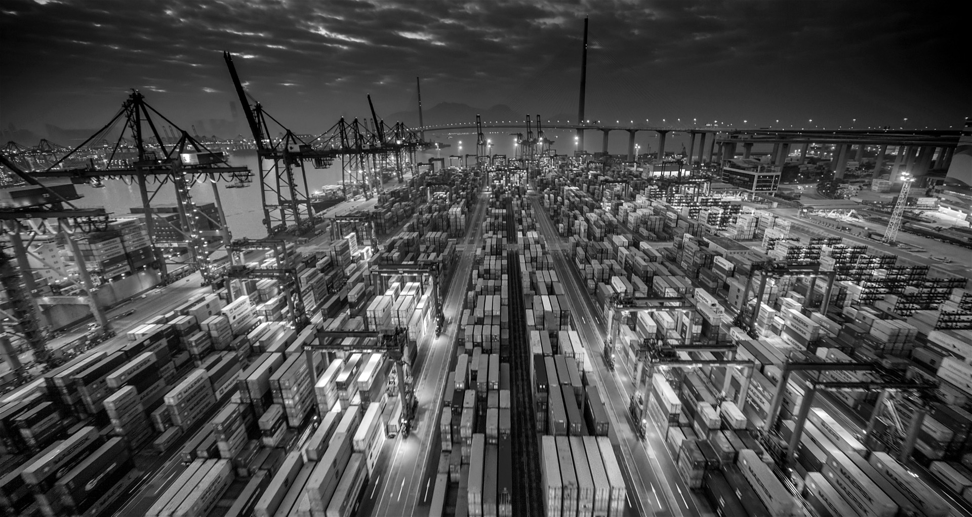 Vue aérienne nocturne d’un terminal à conteneurs